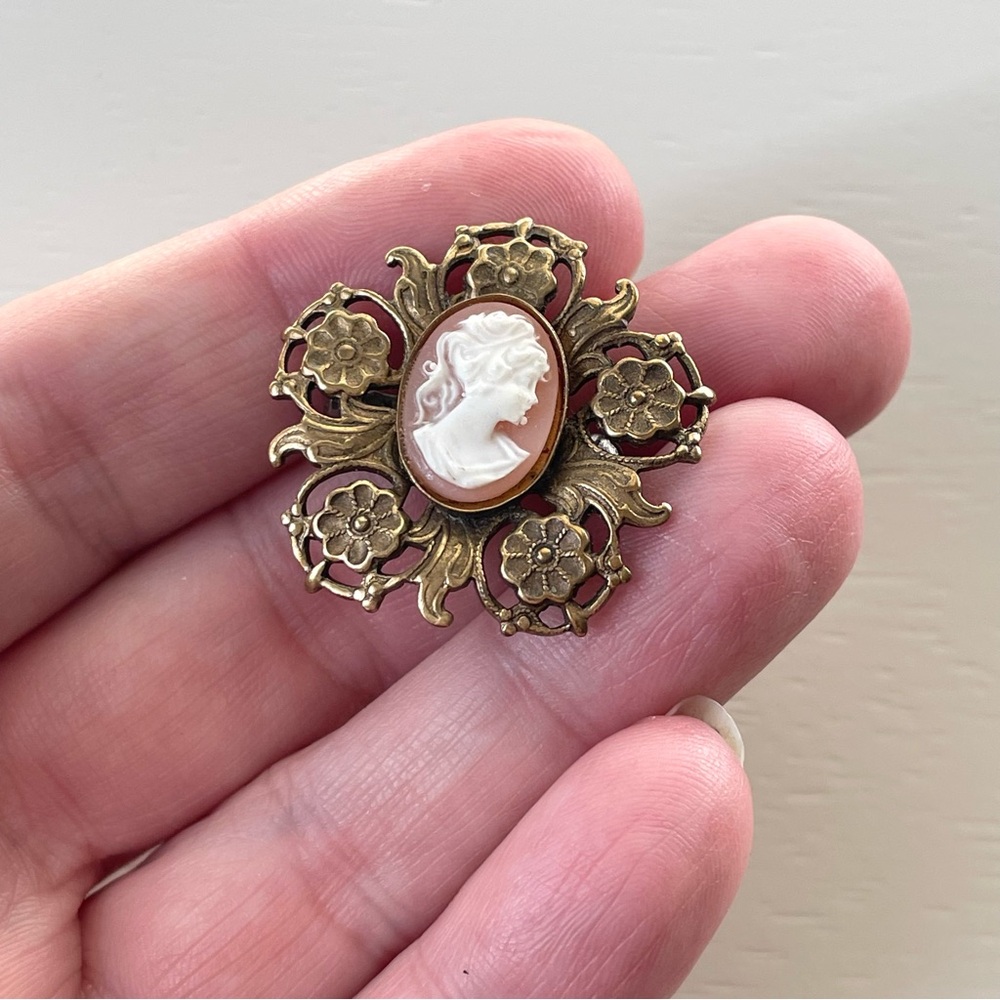 Vintage/antique cameo brooch pin goldtone floral setting romantic cottagecore - Picture 8 of 11
